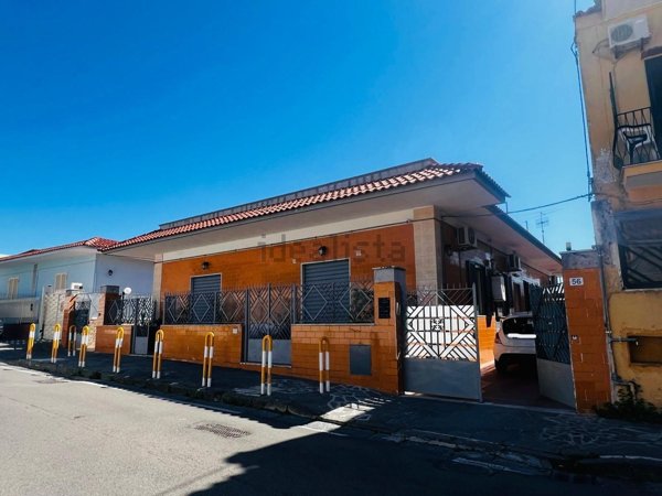 quadrivano in vendita a Torre del Greco in zona Santa Maria la Bruna