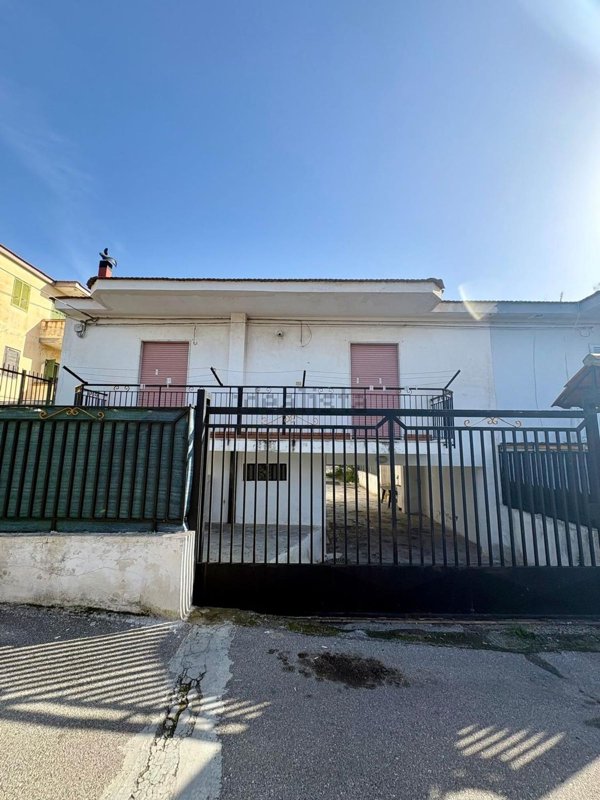 casa indipendente in vendita a Torre del Greco in zona Santa Maria la Bruna