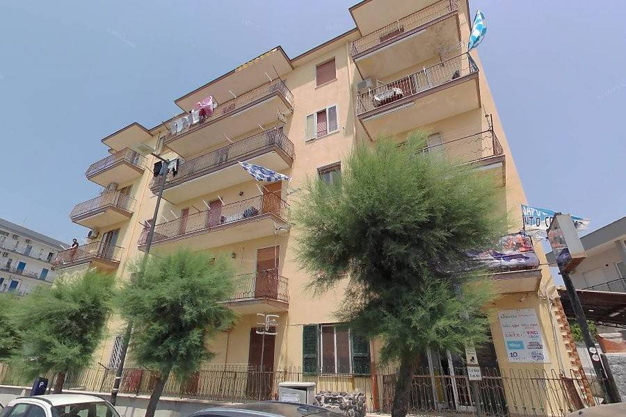 locale commerciale in vendita a Torre del Greco in zona Litoranea