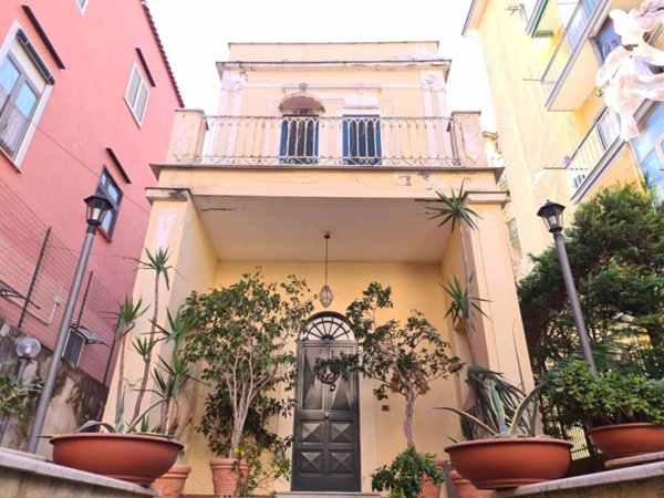 casa indipendente in vendita a Torre del Greco in zona Centro Città