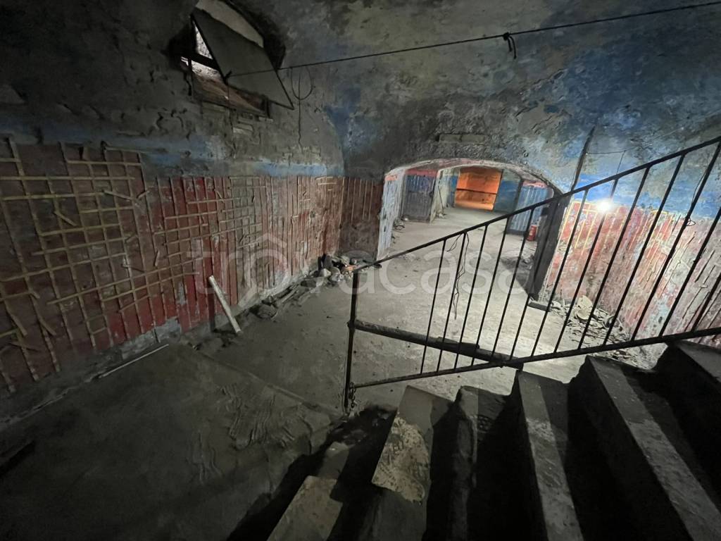 locale commerciale in vendita a Torre del Greco in zona Centro Città