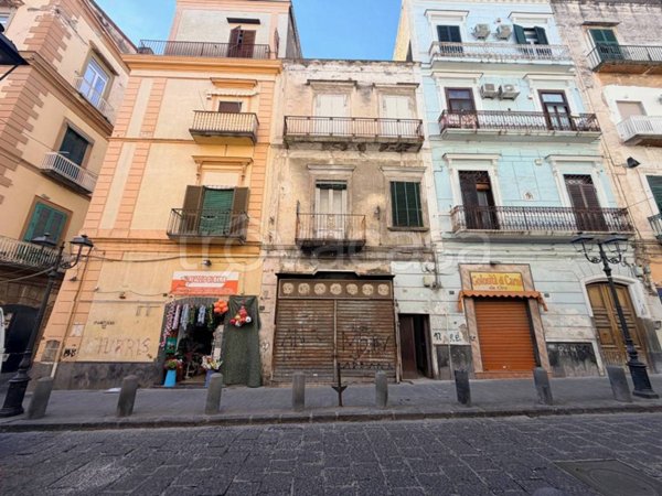 locale commerciale in vendita a Torre del Greco in zona Centro Città