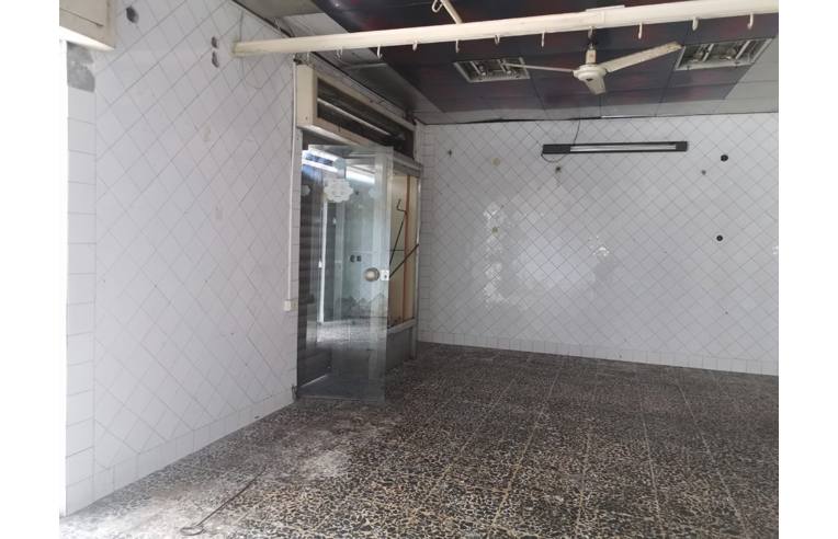 locale commerciale in vendita a Torre del Greco in zona Centro Città