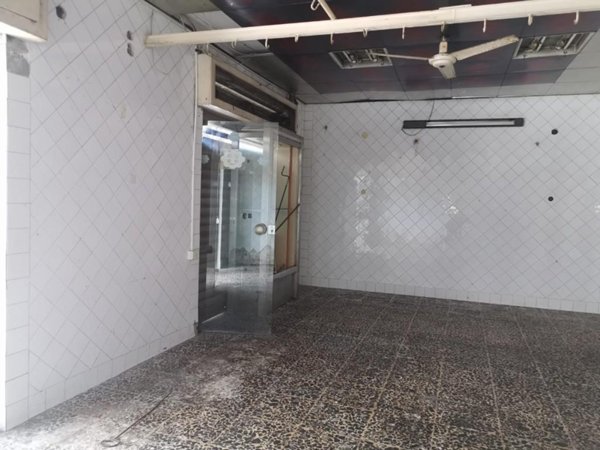 locale commerciale in vendita a Torre del Greco in zona Centro Città