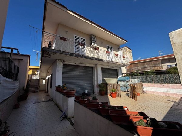 casa indipendente in vendita a Torre del Greco in zona Santa Maria la Bruna