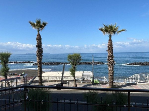 appartamento in vendita a Torre del Greco in zona Litoranea