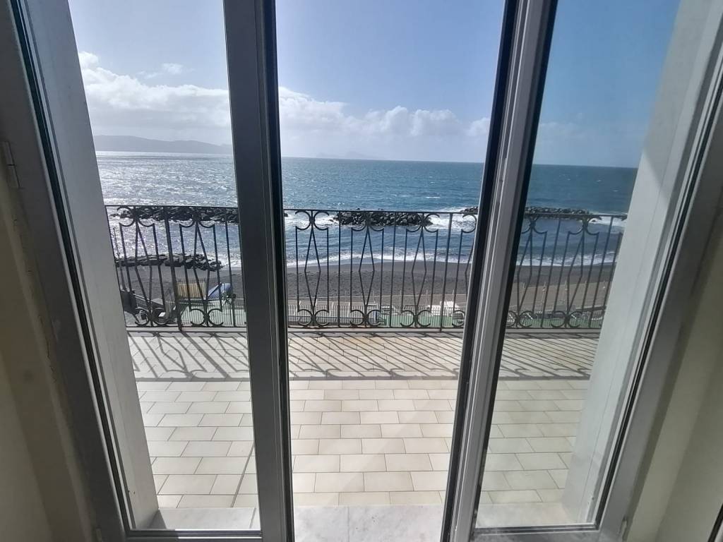 intera palazzina in vendita a Torre del Greco in zona Litoranea