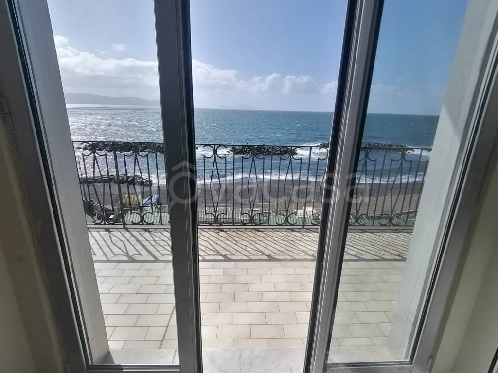 negozio in vendita a Torre del Greco in zona Litoranea