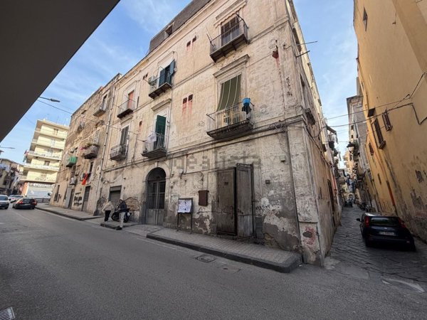 locale commerciale in vendita a Torre del Greco in zona Centro Città