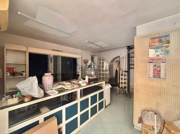 locale commerciale in vendita a Torre del Greco