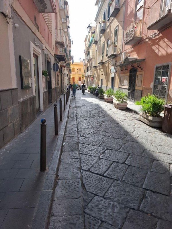 locale commerciale in vendita a Torre del Greco in zona Centro Città