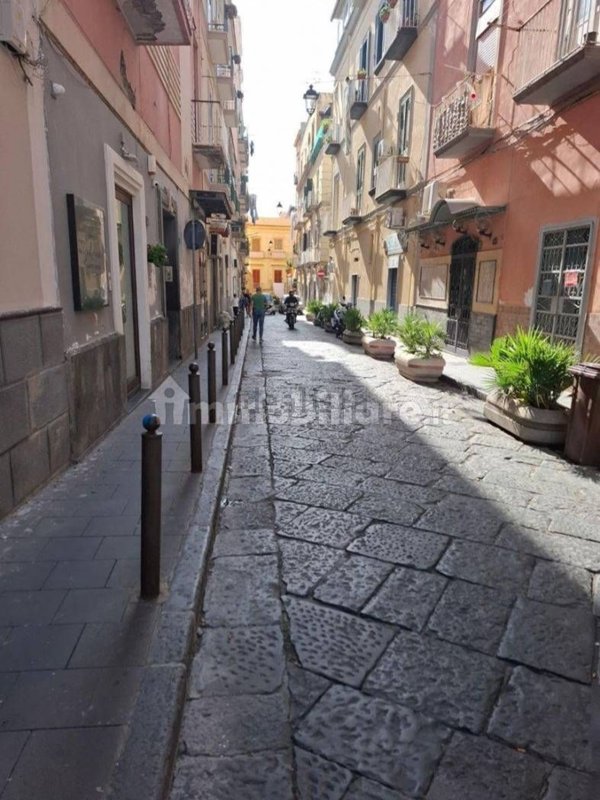 locale commerciale in vendita a Torre del Greco in zona Centro Città