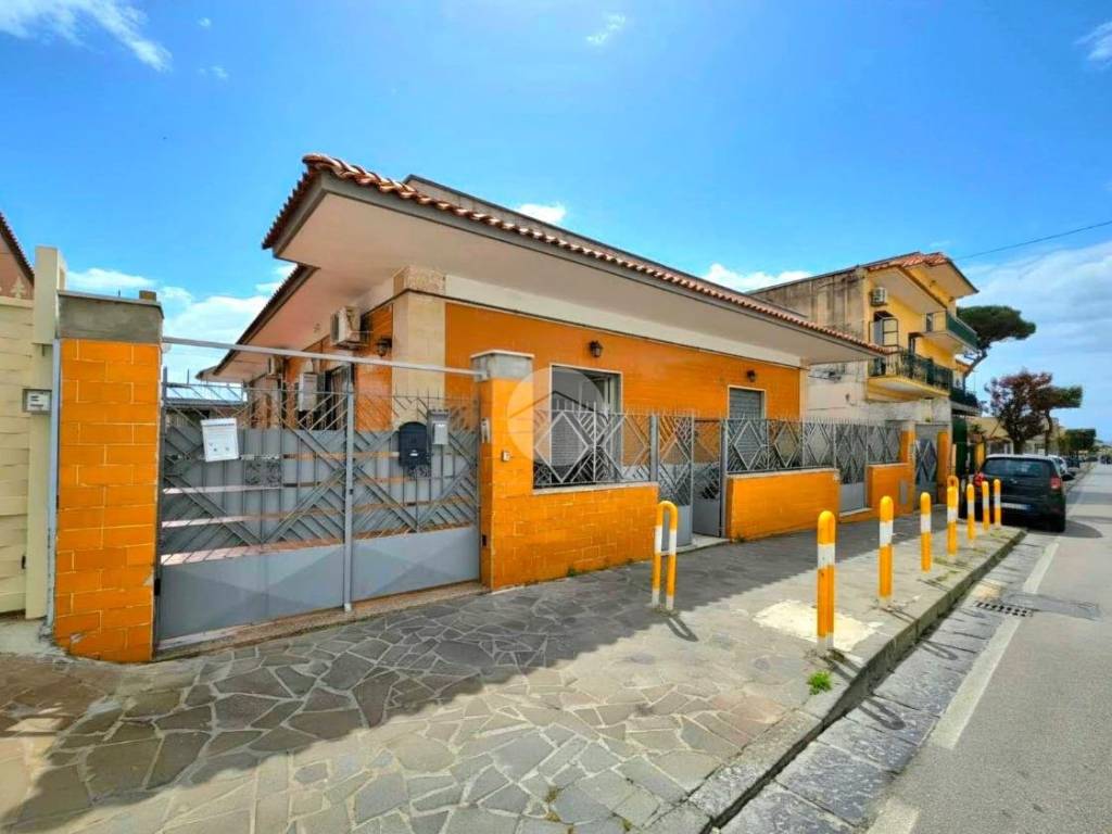 casa indipendente in vendita a Torre del Greco in zona Santa Maria la Bruna