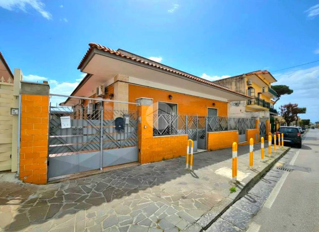 casa indipendente in vendita a Torre del Greco in zona Santa Maria la Bruna