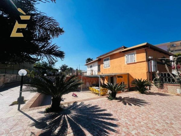 casa indipendente in vendita a Torre del Greco in zona Litoranea