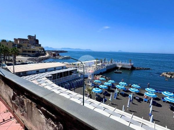 intera palazzina in vendita a Torre del Greco in zona Fiorillo