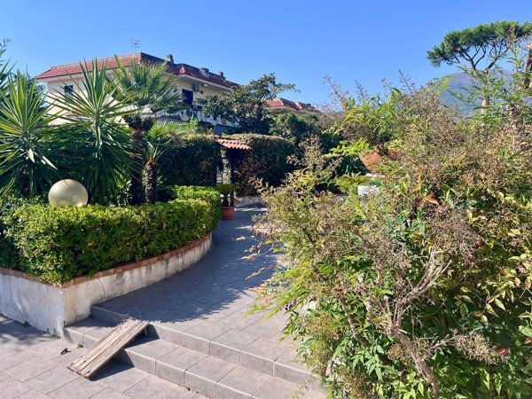casa indipendente in vendita a Torre del Greco in zona I Camaldoli