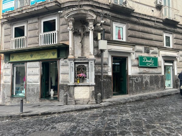 locale commerciale in vendita a Torre del Greco in zona Centro Città