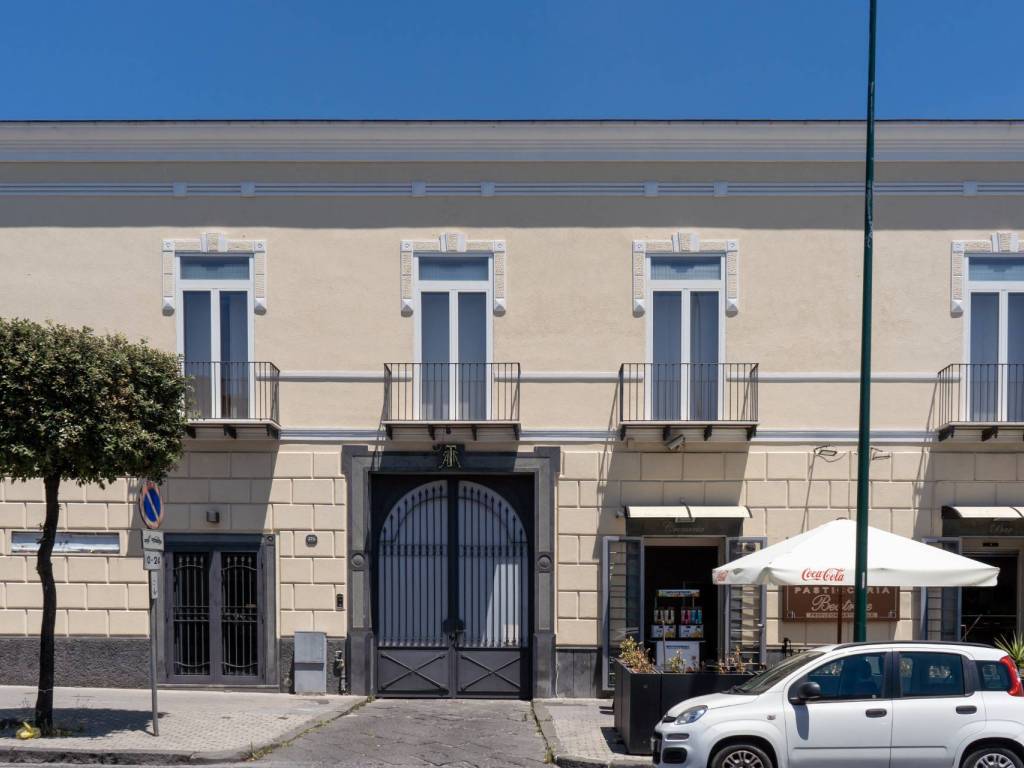 locale commerciale in vendita a Torre del Greco
