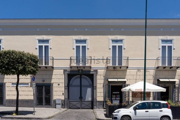 locale commerciale in vendita a Torre del Greco in zona Santa Maria la Bruna