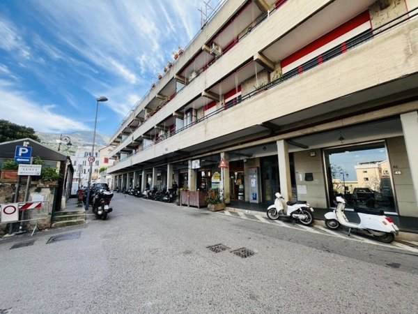 locale commerciale in vendita a Vico Equense