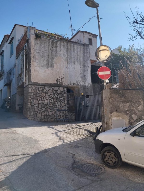 locale commerciale in vendita a Vico Equense in zona Massaquano