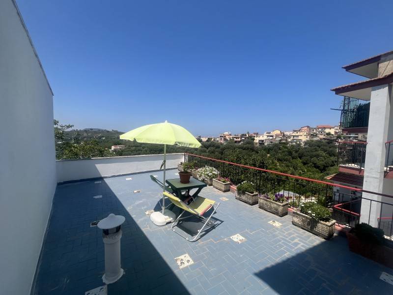 intera palazzina in vendita a Vico Equense in zona Massaquano