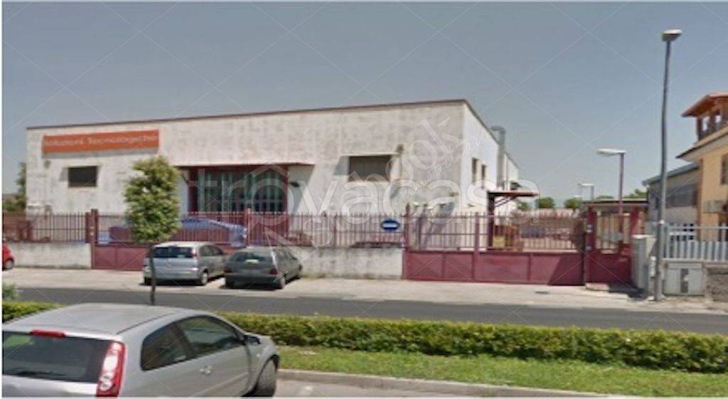 locale commerciale in vendita a Volla