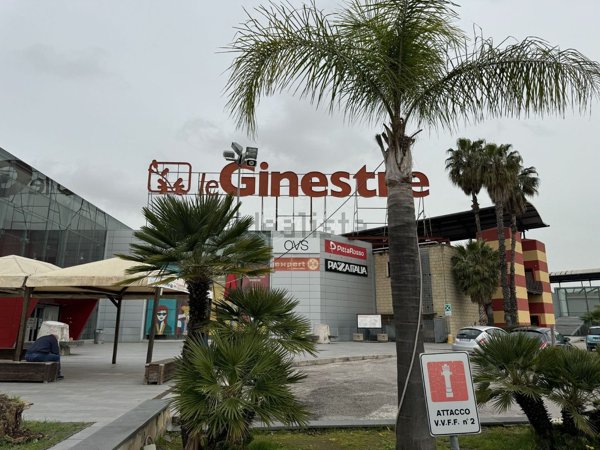 locale commerciale in vendita a Volla