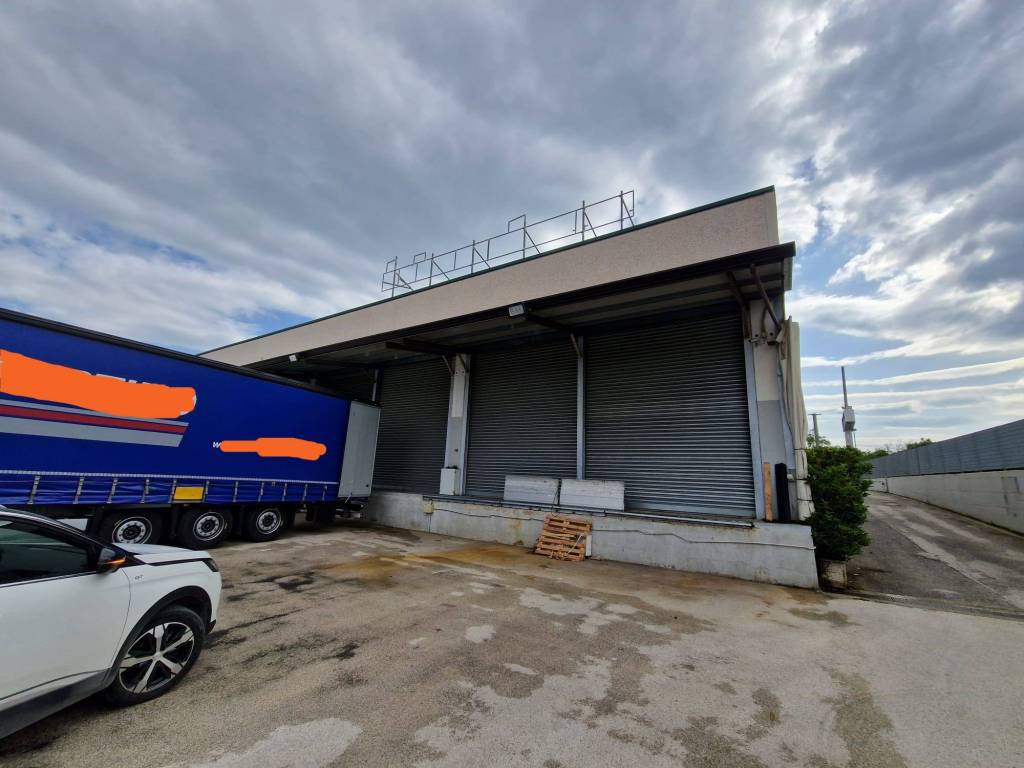 locale commerciale in vendita a Volla