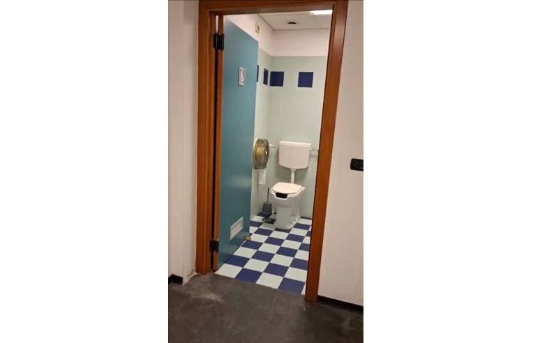 locale commerciale in vendita a Volla