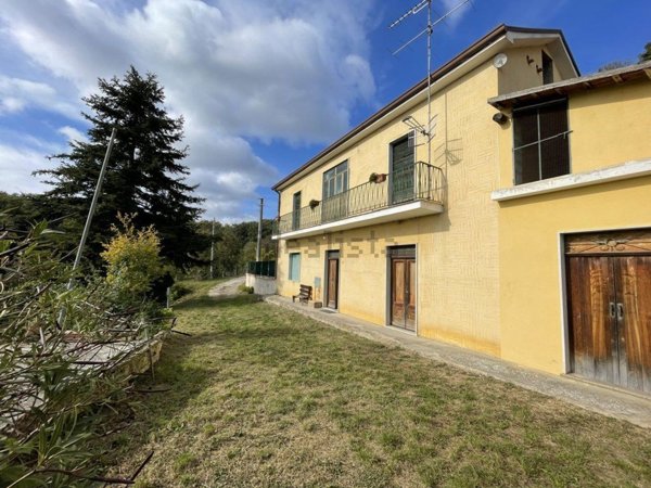 casa indipendente in vendita ad Ariano Irpino in zona Cardito