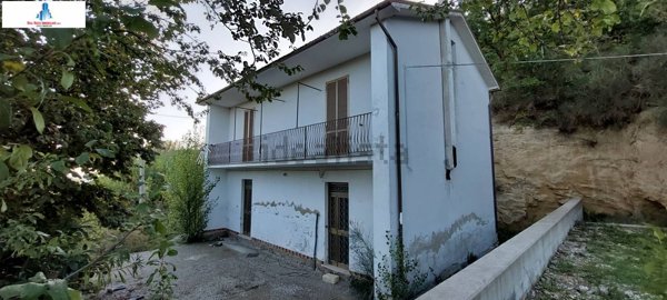 casa indipendente in vendita ad Ariano Irpino in zona Frolice