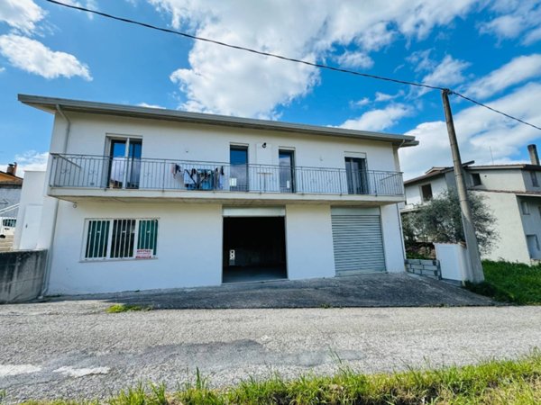 casa indipendente in vendita ad Ariano Irpino in zona Cardito