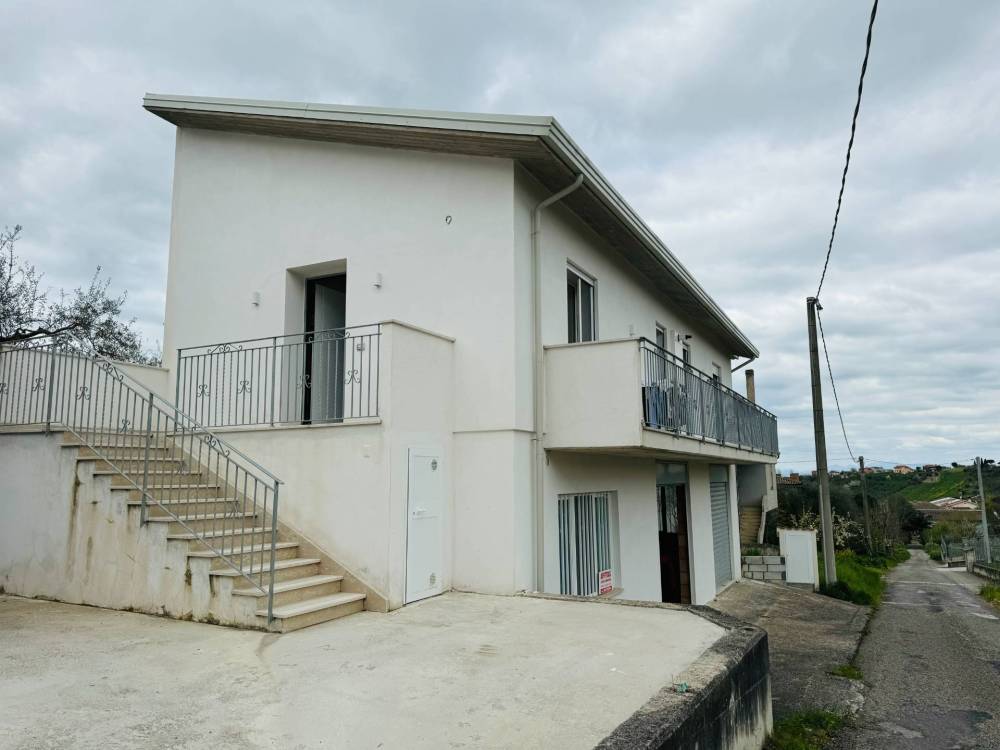casa indipendente in vendita ad Ariano Irpino in zona Cardito
