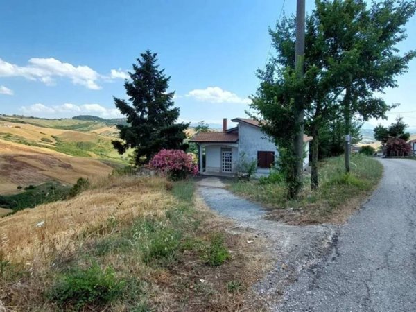 casa indipendente in vendita ad Ariano Irpino in zona Tesoro