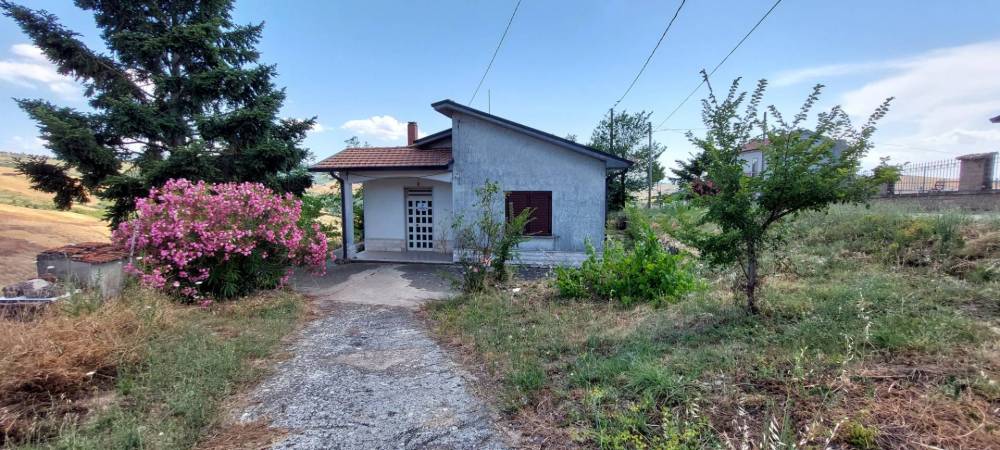 casa indipendente in vendita ad Ariano Irpino in zona Tesoro
