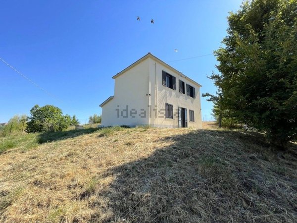casa indipendente in vendita ad Ariano Irpino in zona Martiri