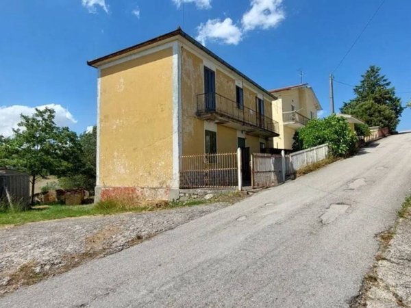 casa indipendente in vendita ad Ariano Irpino in zona Tesoro