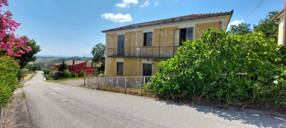 casa indipendente in vendita ad Ariano Irpino in zona Tesoro