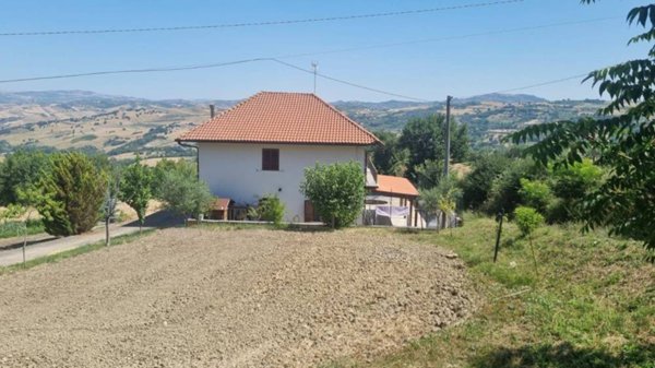 casa indipendente in vendita ad Ariano Irpino in zona Difesa Grande