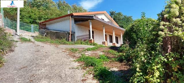 casa indipendente in vendita ad Ariano Irpino in zona Valleluogo.