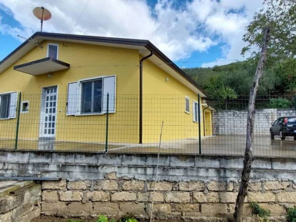 casa indipendente in vendita ad Ariano Irpino in zona Valleluogo.