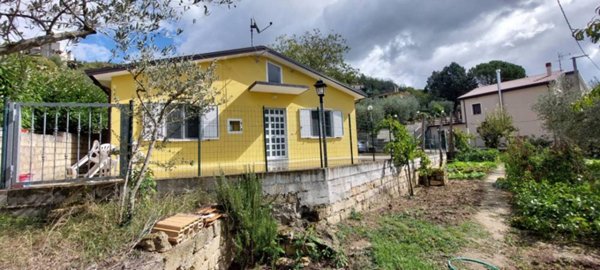 casa indipendente in vendita ad Ariano Irpino in zona Valleluogo.