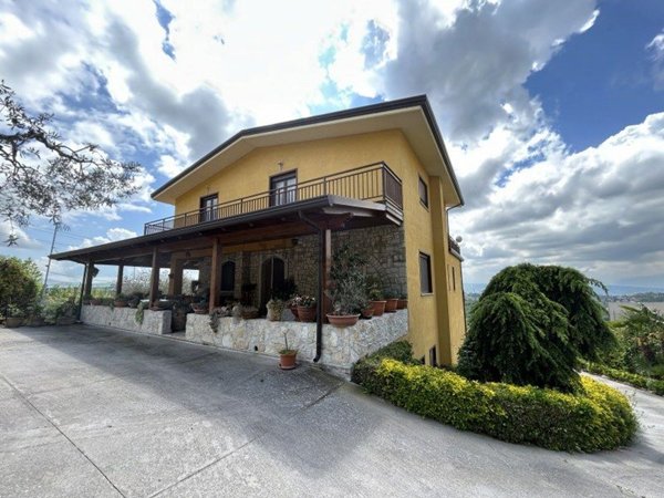 casa indipendente in vendita ad Ariano Irpino