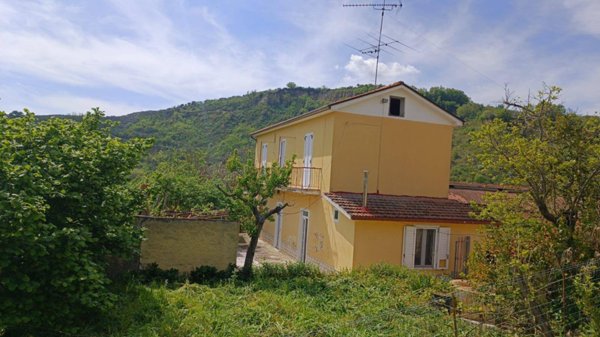 casa indipendente in vendita ad Ariano Irpino in zona Martiri