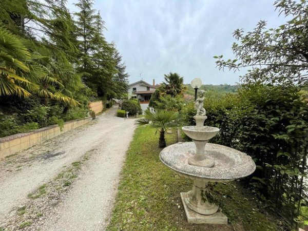 casa indipendente in vendita ad Ariano Irpino in zona Valleluogo.