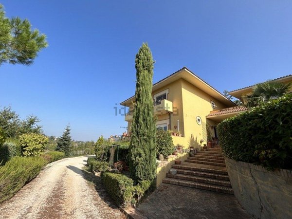 casa indipendente in vendita ad Ariano Irpino