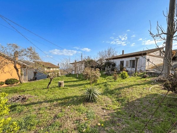 casa indipendente in vendita ad Ariano Irpino in zona Cardito
