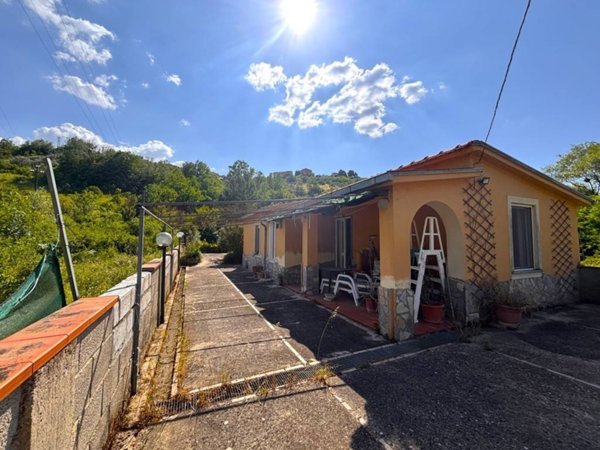 casa indipendente in vendita ad Ariano Irpino in zona Martiri